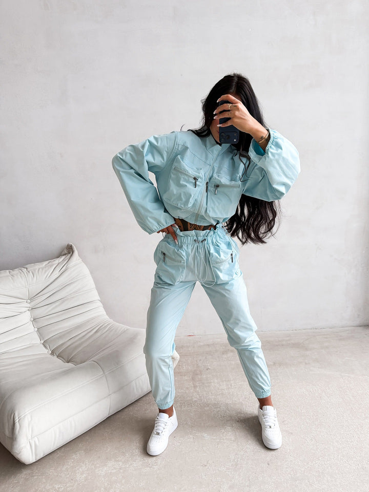 Kvinnelig urban sport loungewear-sett med stilfullt croppet topp og elastiske bukser Skjora