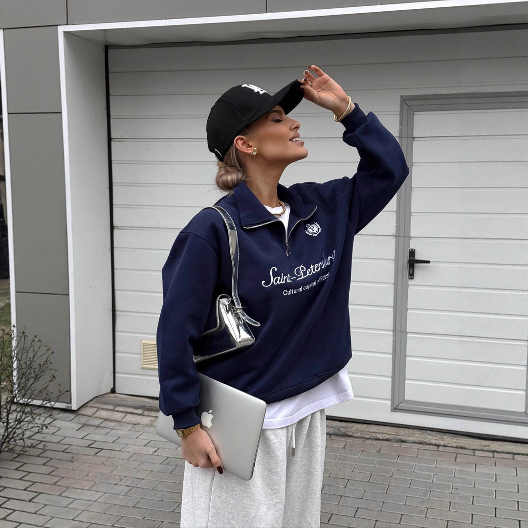 Dame sweatshirt med høy krage og trendy logo print Skjora