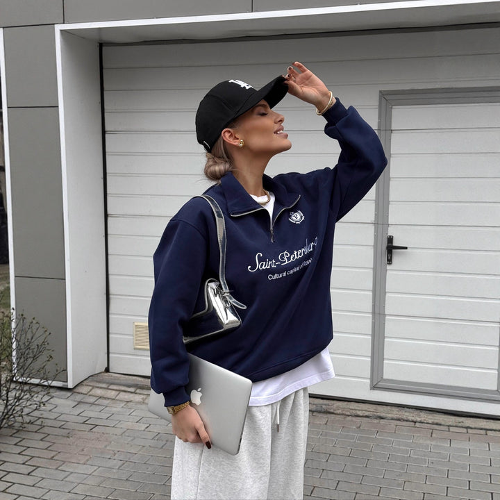 Dame sweatshirt med høy krage og trendy logo print Skjora