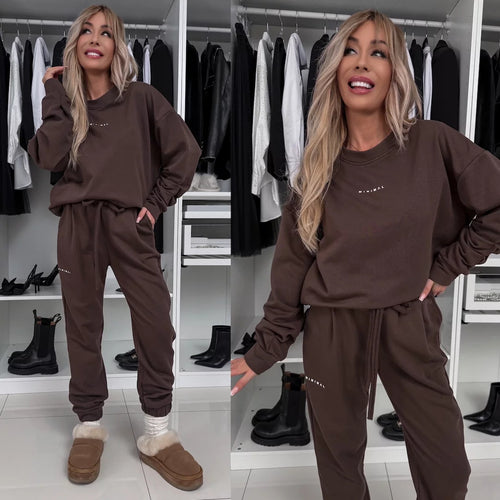 Kvinnens avslappede loungewear-sett med komfortabel hettegenser og koselige joggebukser Skjora