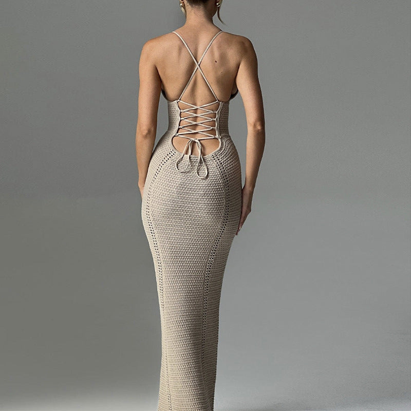 Damen Häkel-Maxikleid mit tiefem V-Ausschnitt und figurbetontem Schnitt Skjora