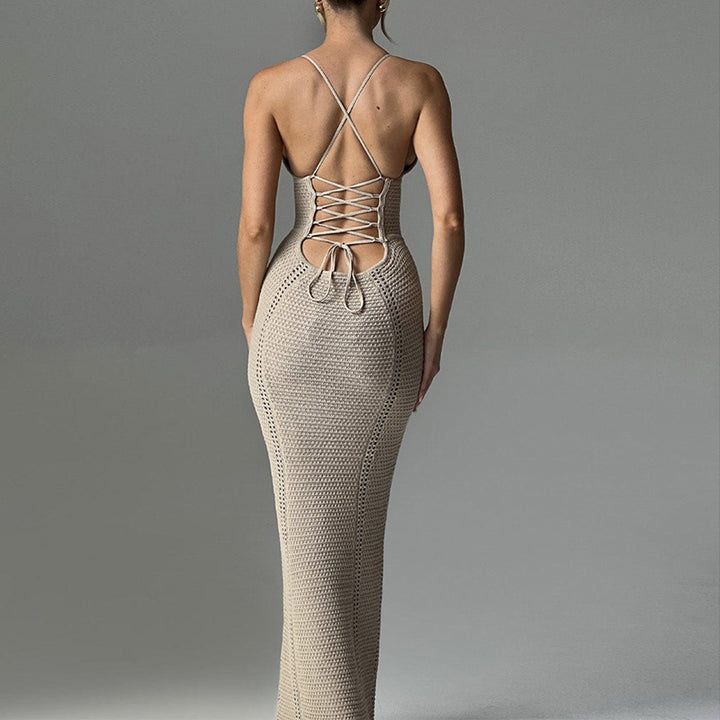 Damen Häkel-Maxikleid mit tiefem V-Ausschnitt und figurbetontem Schnitt Skjora