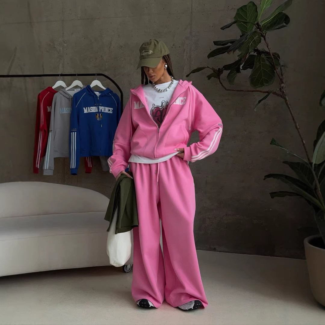 Kvinnesporty fritidssett med løst skjært hettegenser og løse bukser Skjora