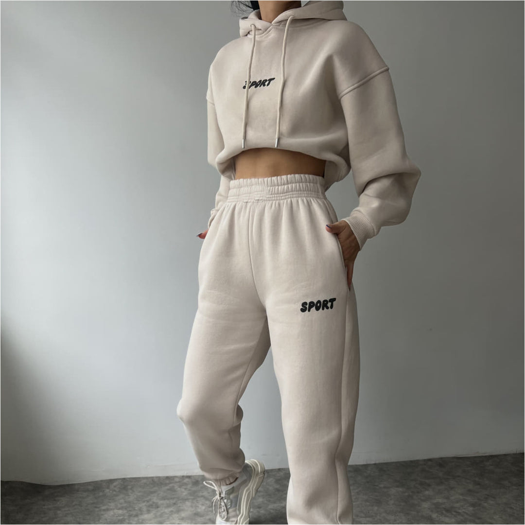 Kvinnenes sporty cropped hettegenser og joggebukser sett Skjora