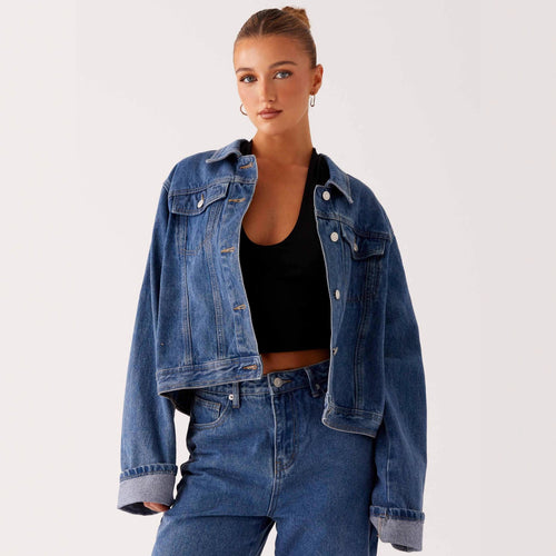 Dame trendy denimjakke i en avslappet passform med påsydde lommer og knappdetaljer Skjora