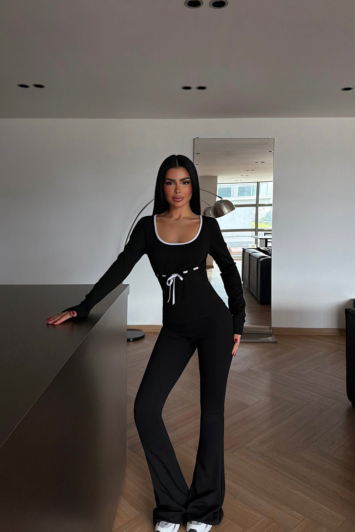 Kvinnes elegant jumpsuit med dyp V-hals og tettsittende silhuett Skjora