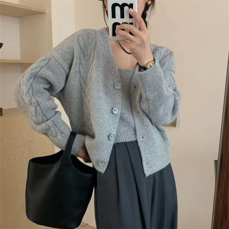 Dame cardigan i kabelstrikkdesign med knappestolpe og elegant passform Skjora