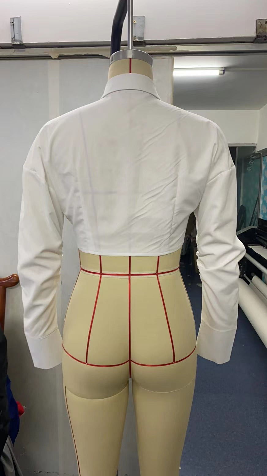 Dame moderne bluse med elegant innsnørt snitt og klassisk krage Skjora
