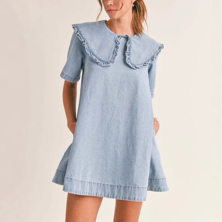 Kvinne denimkjole med elegant rynket kragefinish Skjora