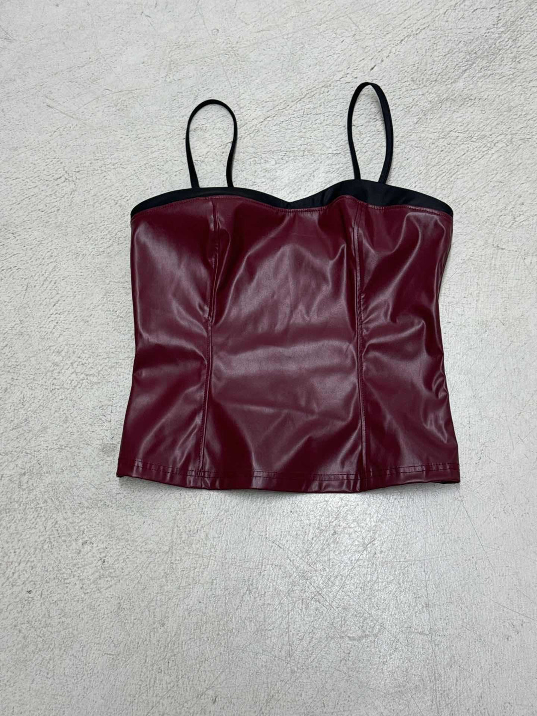 Dame-Crop-Top laget av kunstskinn med raffinerte stropper Skjora