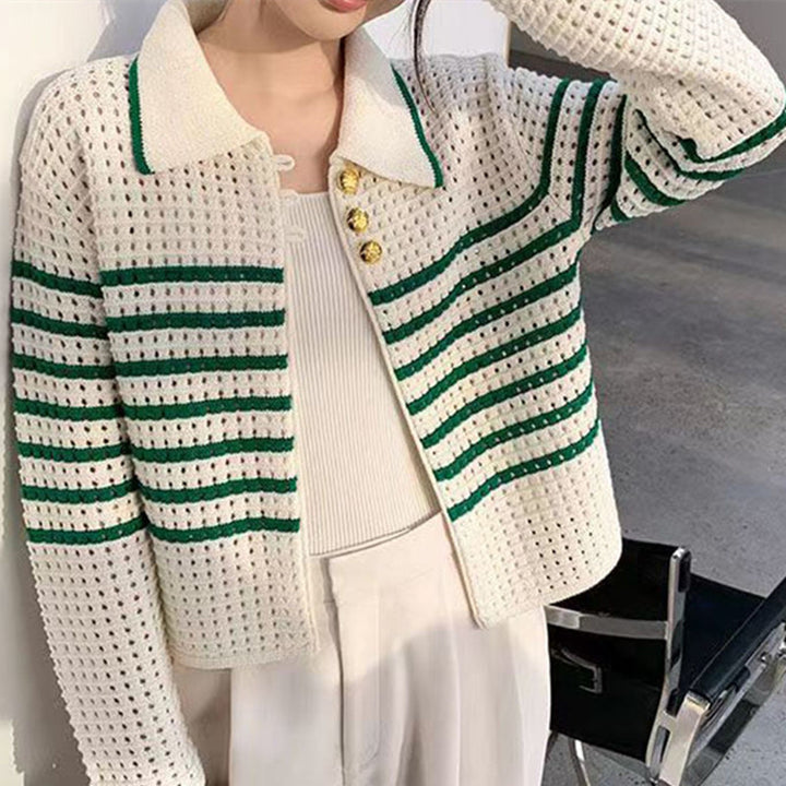 Kvinnes trendy cardigan med dekorative knapper og stripemønster Skjora