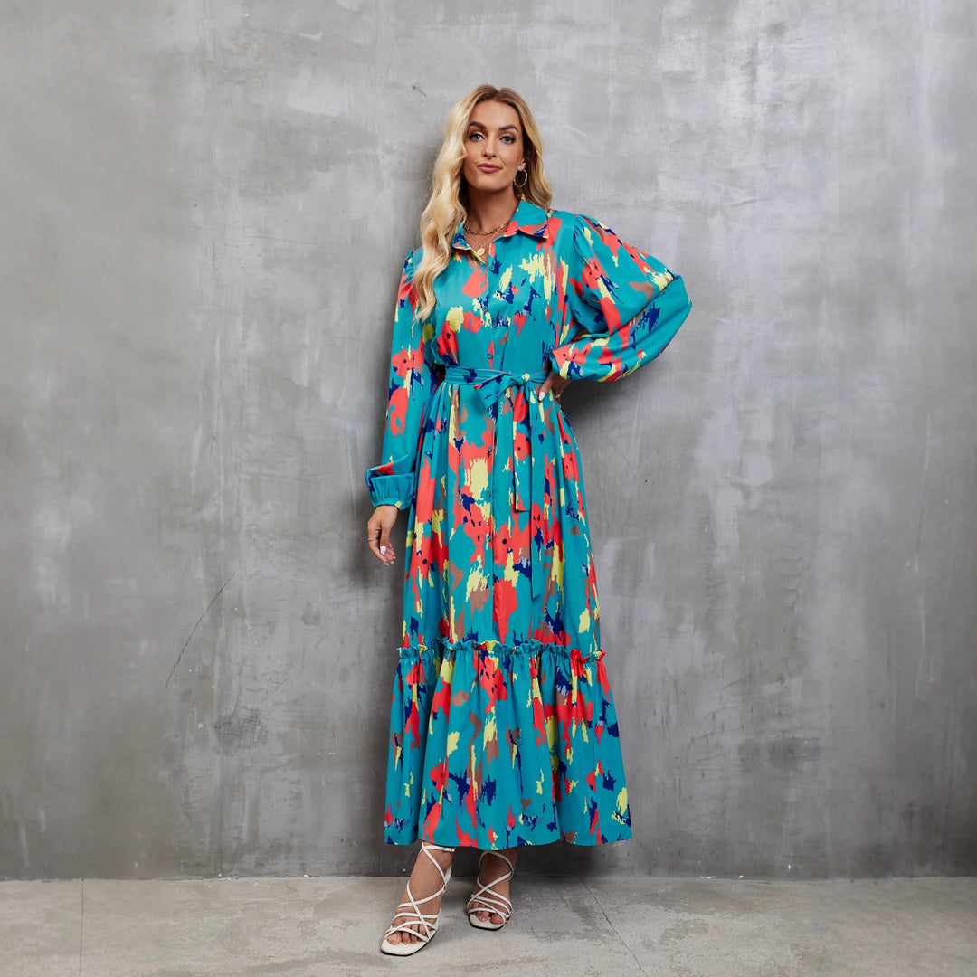 Kvinne maxi kjole med fargerik blomsterdesign og elegant midjebelte