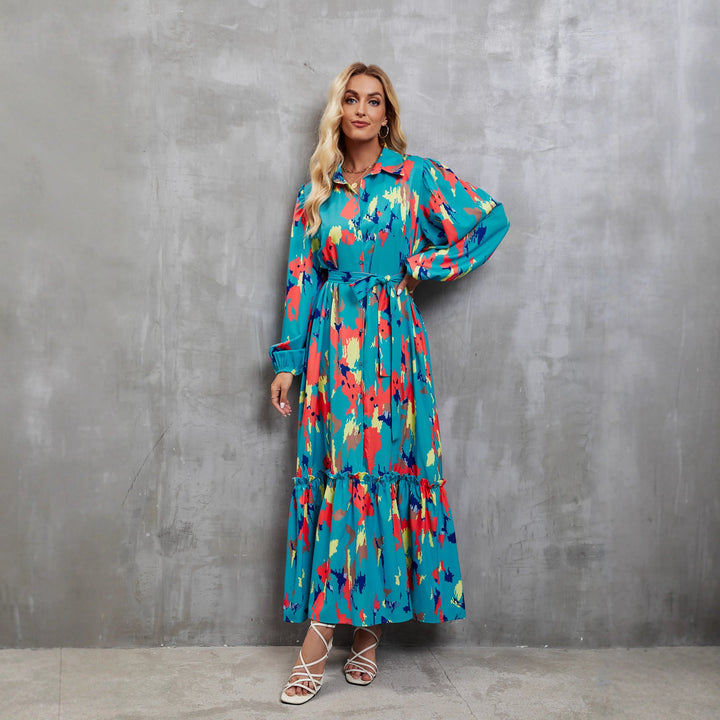 Kvinne maxi kjole med fargerik blomsterdesign og elegant midjebelte