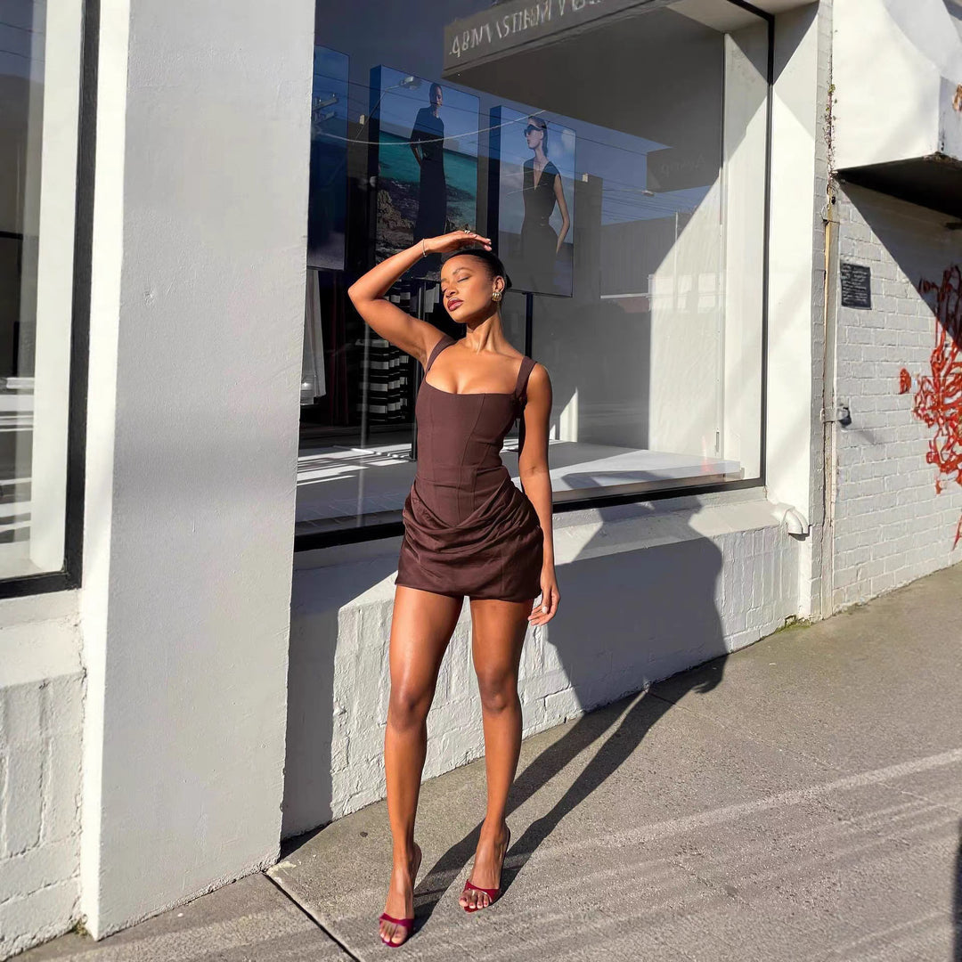 Dame minikjole med elegant drapering og strukturert silhuett Skjora