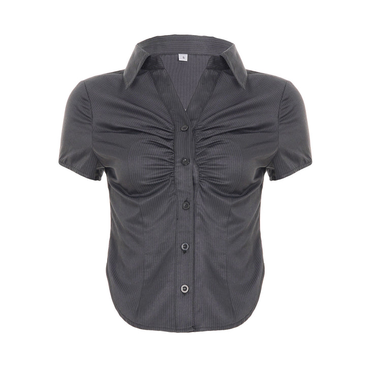 Dame kortermet bluse med rynk og elegant knappestolpe Skjora