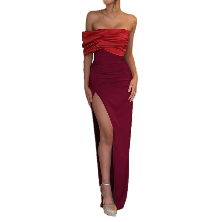 Dame off-shoulder kveldsdrakt med elegant draperingseffekt og høy splitt Skjora
