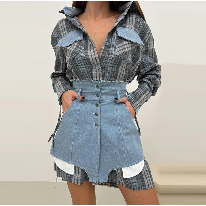 Kvinnelig rutet skjorte med denimkjole og beltedetaljer Skjora