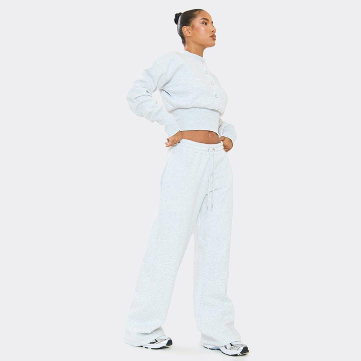 Kvinne Komfortabel Kuttet Sweatshirt og Løse Treningbukser Sett Skjora