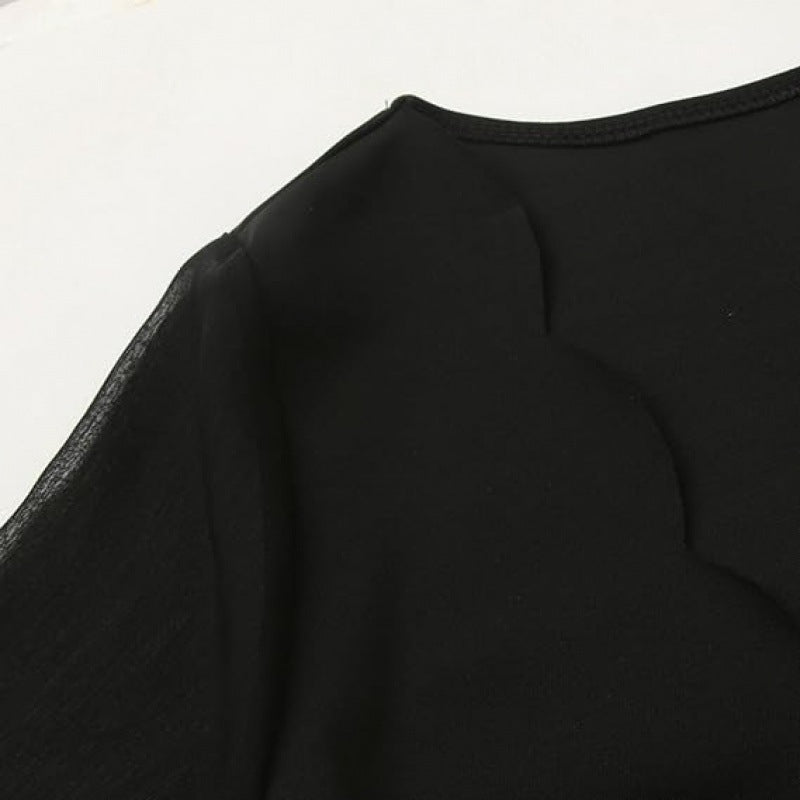 Elegant kjole for kvinner med gjennomsiktige ermer og V-hals Skjora