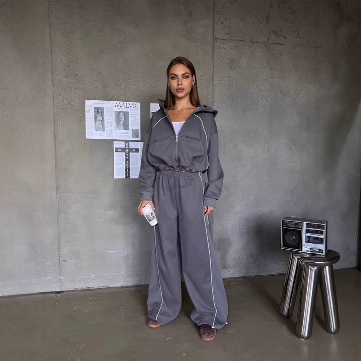 Kvinnesporty lounge sett med hettegenser og vide bukser Skjora