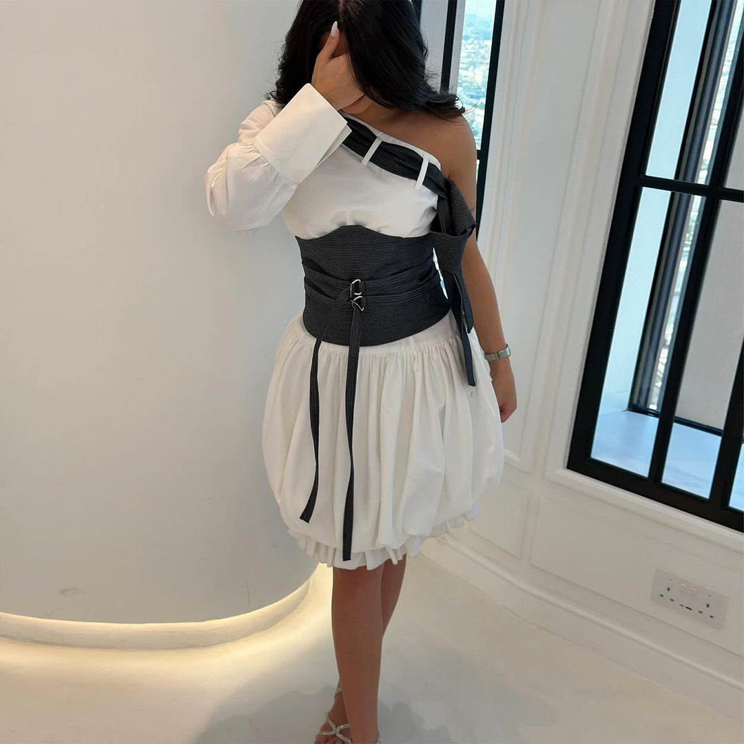 Kvinnens Off-Shoulder Kjole med Innovativ Midje Bodice og Voluminøs Skjørt