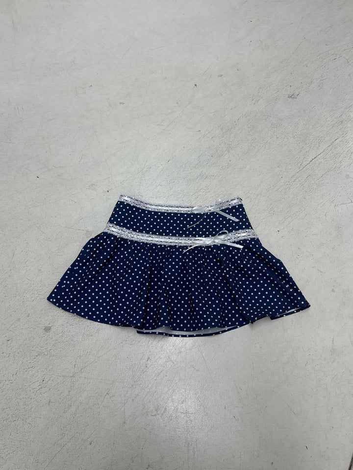 Dame mini skjørt med lekent prikkedesign og volangkant Skjora