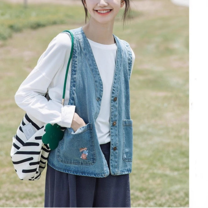 Kvinnens fashionable denimvest med lommer og knappedetaljer Skjora