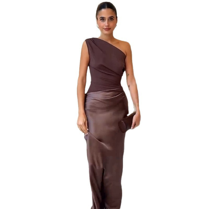 Dame elegant aftenkjole med asymmetrisk snitt og flytende design Skjora
