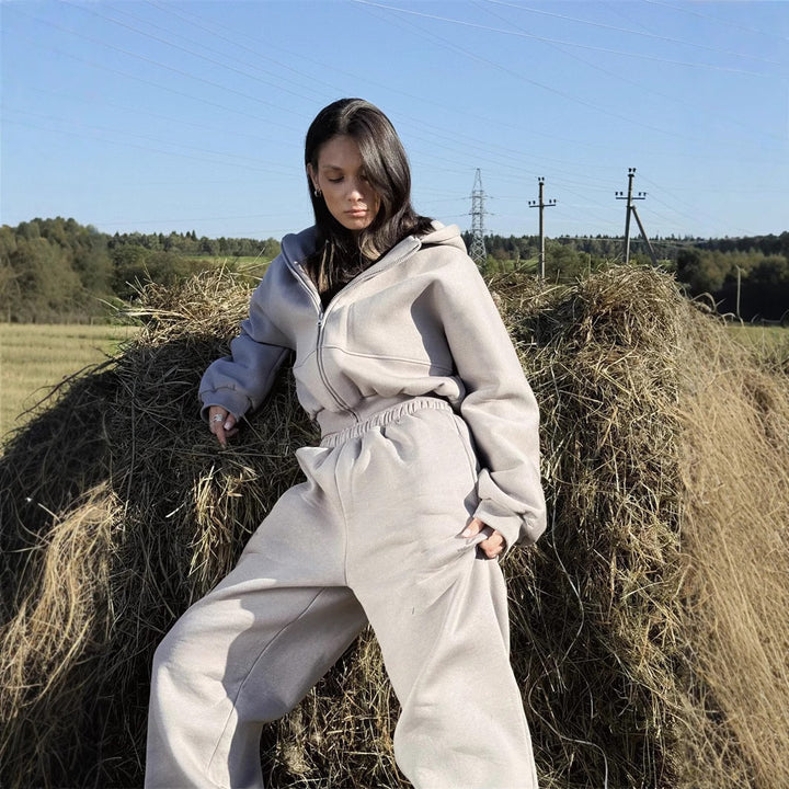 Kvinnes casual cropped sweatjakke og komfortable joggebukser sett Skjora