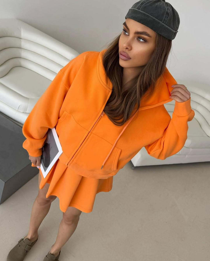 Kvinners fashionable hettegenser med skjørt Skjora