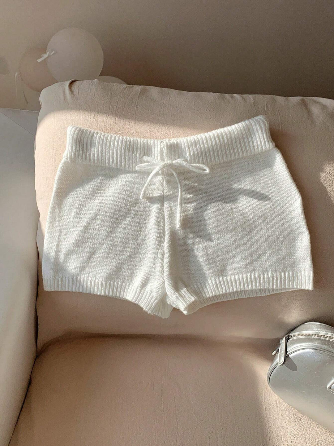 Dame myke strikkeshorts med praktisk snor Skjora