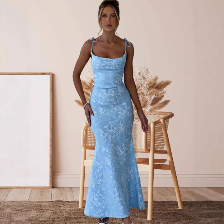 Kvinnelig Elegant Kveldsdrakt med Blomsterdesign og Justerbare Stropper Skjora