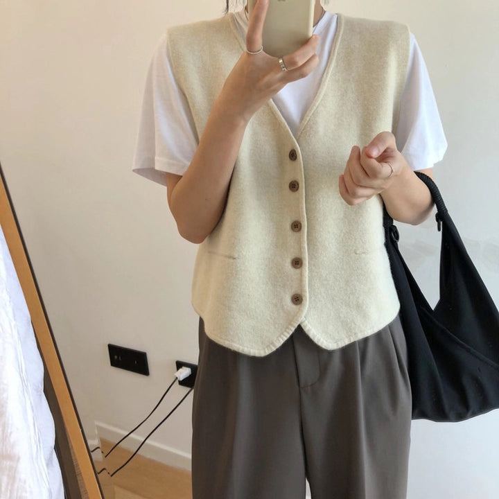 Damer strikket vest med elegant knappestolpe og fint materiale Skjora