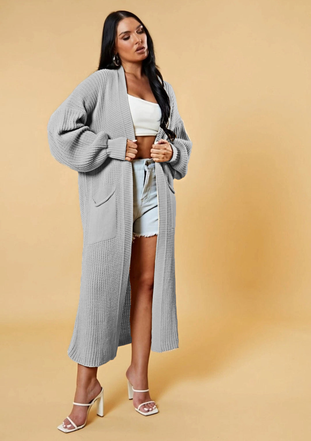 Kvinnes lang strikket cardigan med åpen design og praktiske lommer Skjora