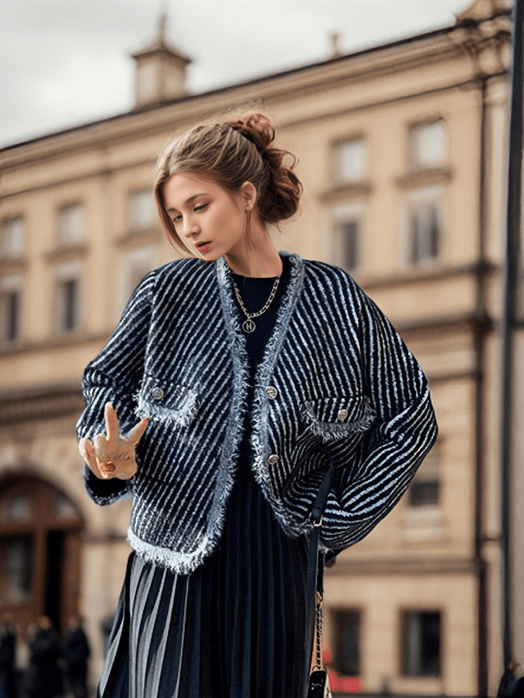 Kvinnens cardigan med dekorative knappedetaljer og frynsedesign Skjora