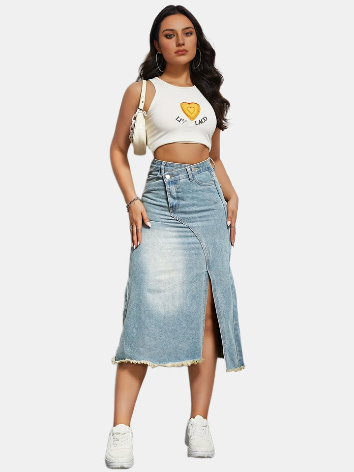 Kvinnens midi denim skjørt med høy midje og stilige frynser nederst