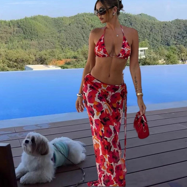 Kvinnes bikinisett med elegant innpakningshåndkle og blomstermønster