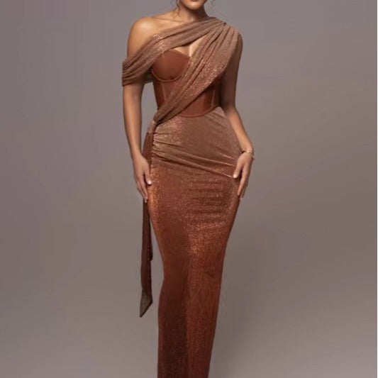 Kvinne Glamorous Maxi Kveldsdrakt med Asymmetrisk Utringning og Glitrende Drapering Design