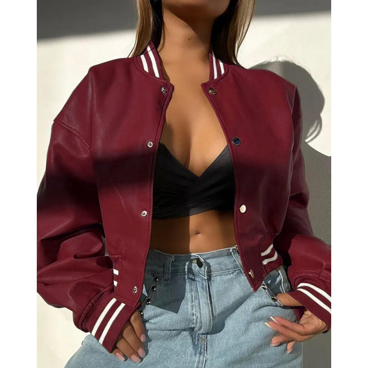 Kvinnelig sporty faux skinnjakke i klassisk varsity stil med striper Skjora