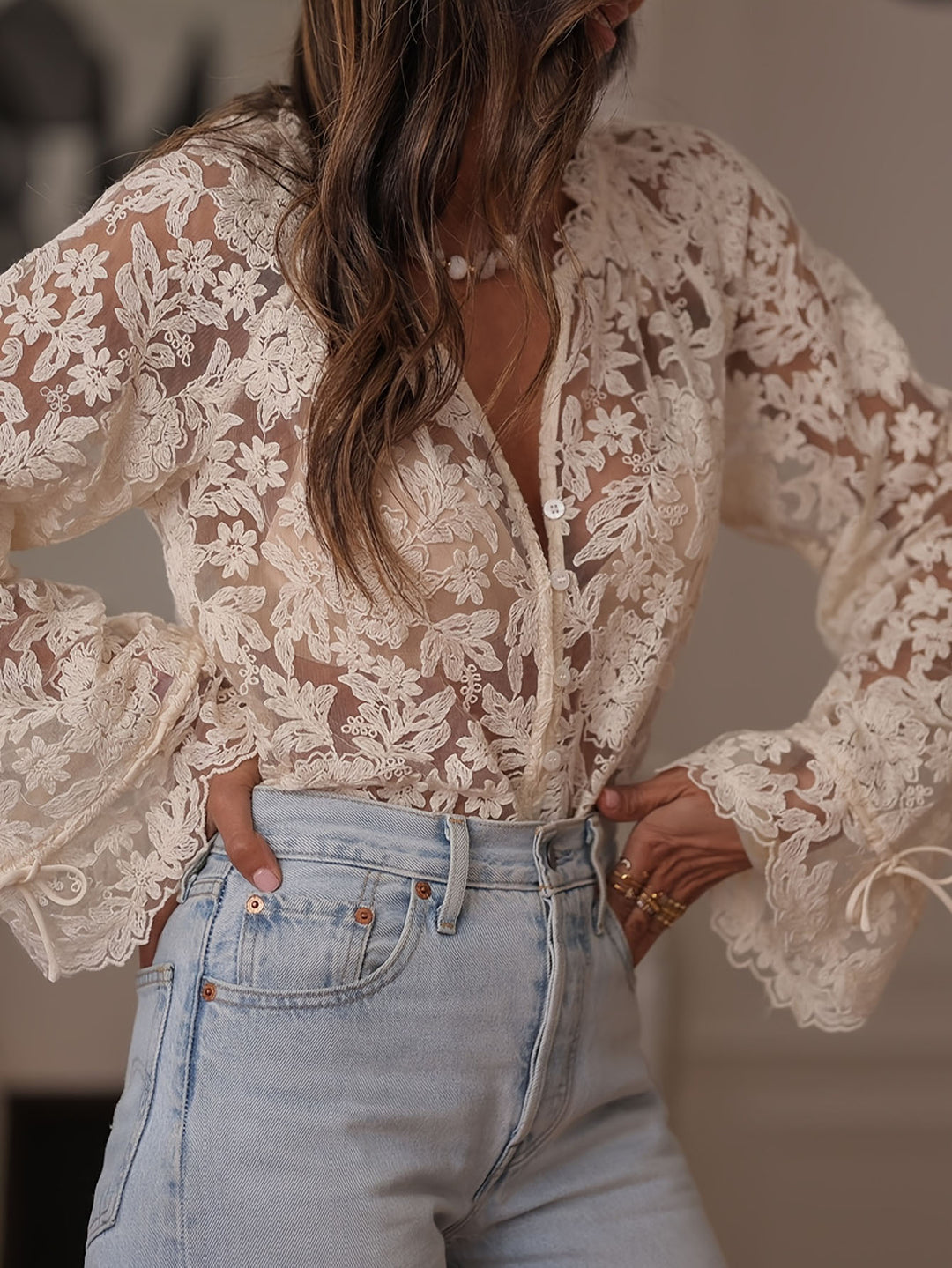 Dame gjennomsiktig bluse med blomsterbroderier og vide ermer Skjora