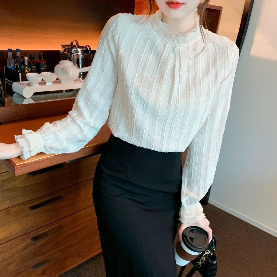 Damer elegant bluse med teksturdesign og volangkant Skjora