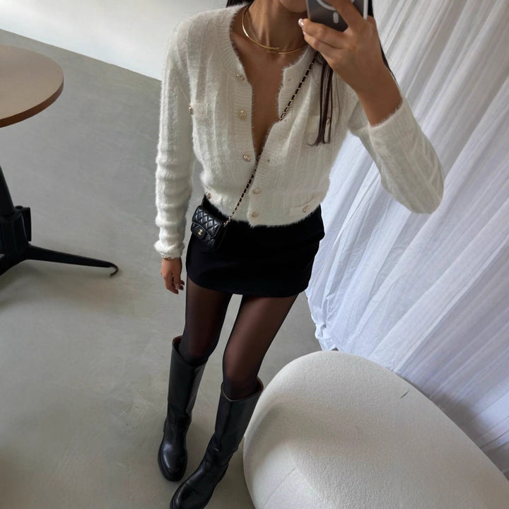 Kvinne kortermet cardigan med skinnende knappedetaljer og mykt materiale Skjora