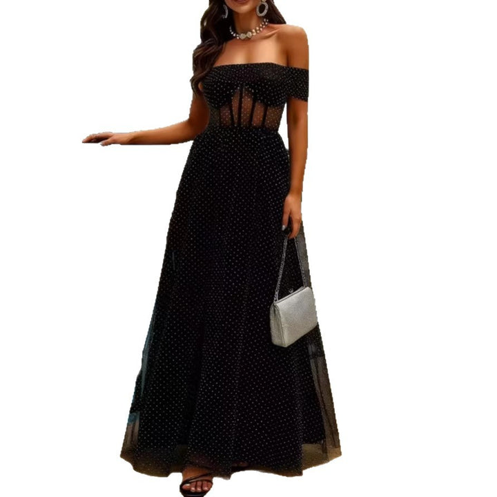 Kvinnens elegante av-shoulder maxi kjole med gjennomsiktige innsatser og prikkete mønster Skjora