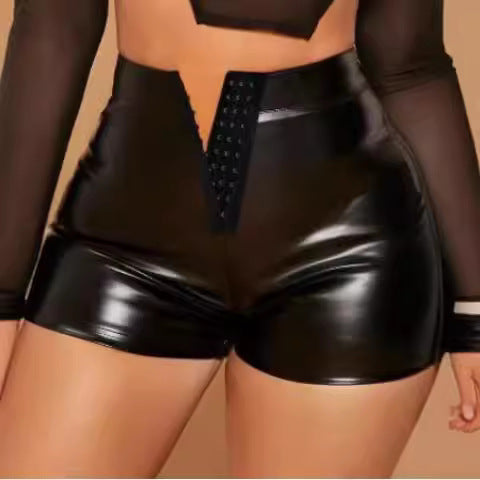 Damer høytaljede kunstskinnshorts med dekorativ knappelukking Skjora