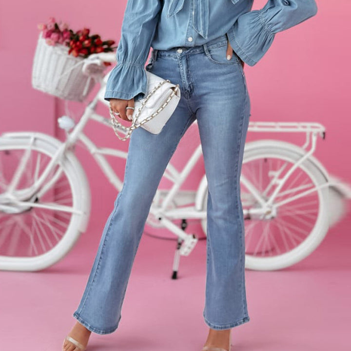 Damebluse med volanger og trendy krage Skjora