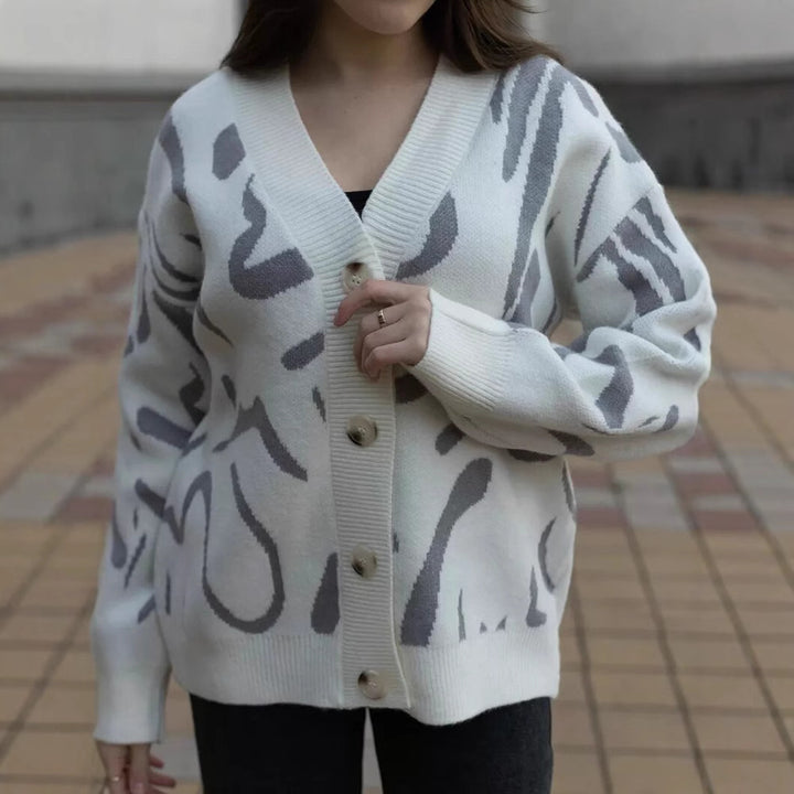 Kvinnens koselige cardigan med elegant mønster Skjora
