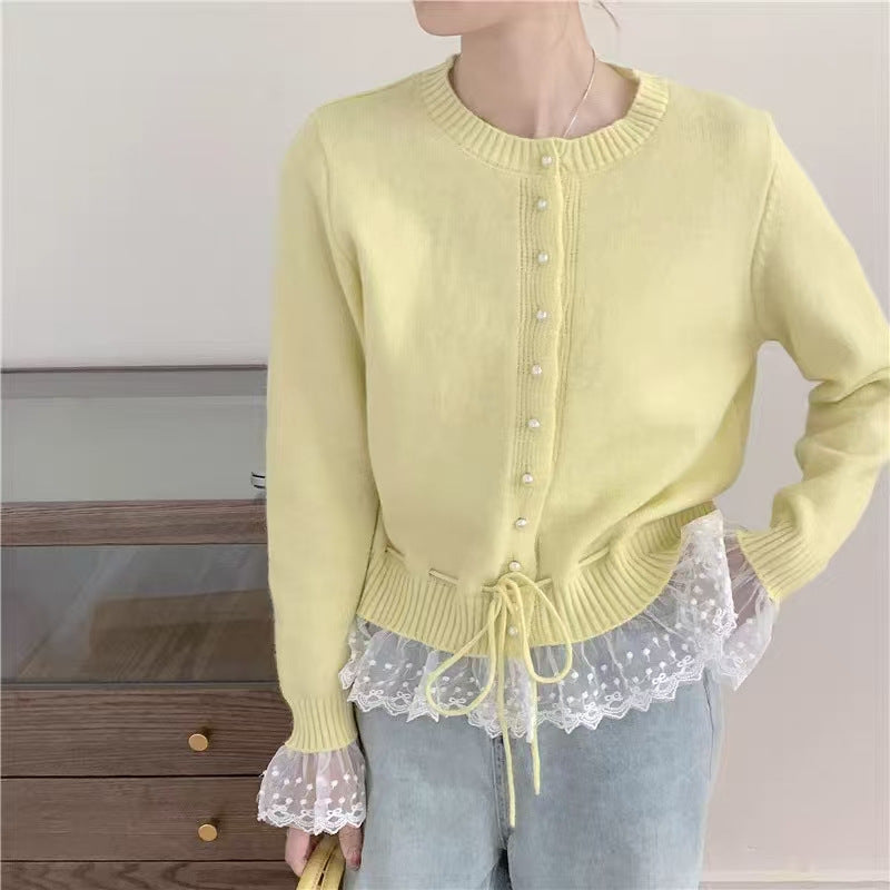 Kvinnens cardigan med blondekant og knappdetaljer Skjora