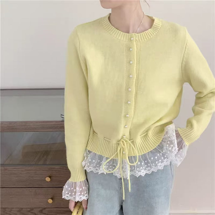 Kvinnens cardigan med blondekant og knappdetaljer Skjora