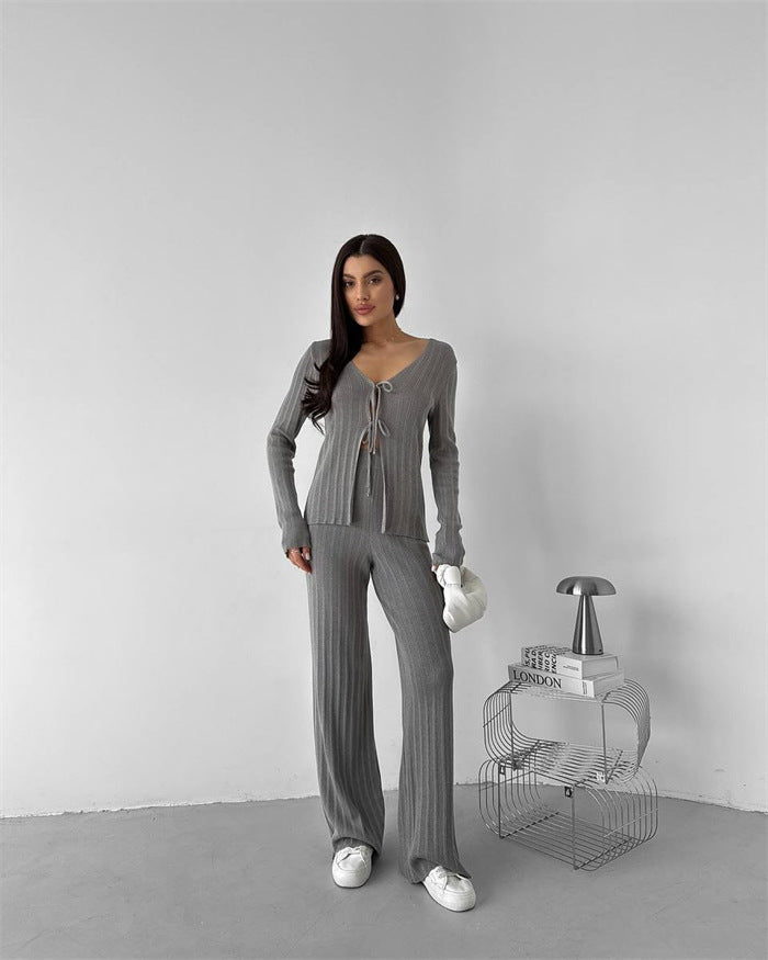 Kvinnens elegante strikkeensemble med avslappet halslinje Skjora