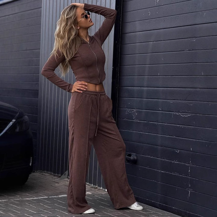 Kvinnens komfortable velour loungewear-sett med hette og avslappet passform Skjora